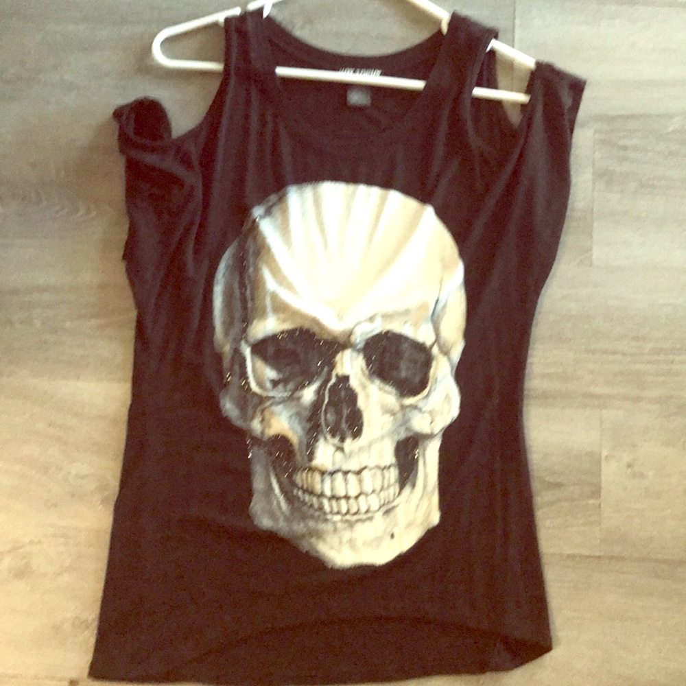 Hot Topic open shoulder tee with skull design
